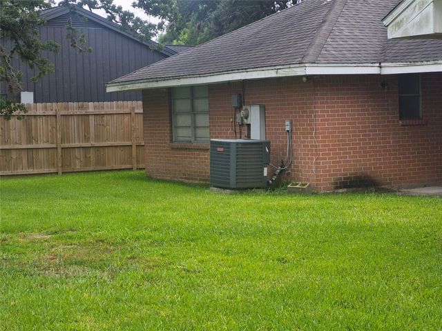 814 Oak Leaf Street, La Porte, TX 77571