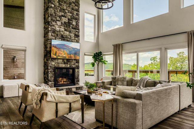 712 Bear Walk Way, Gatlinburg, TN 37738