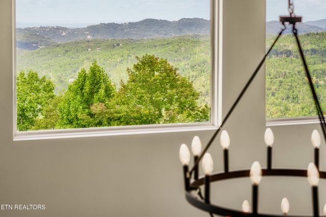 712 Bear Walk Way, Gatlinburg, TN 37738