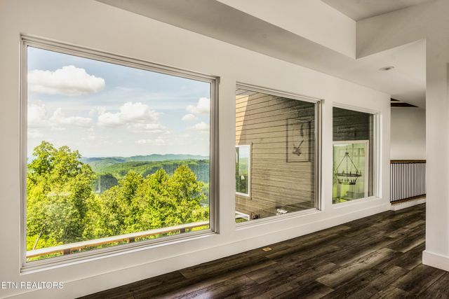 712 Bear Walk Way, Gatlinburg, TN 37738