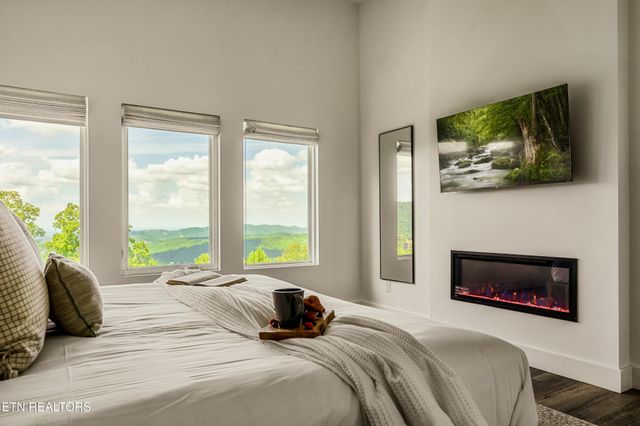 712 Bear Walk Way, Gatlinburg, TN 37738