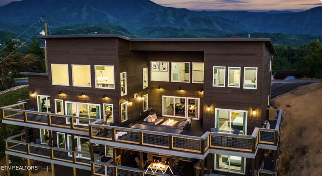 712 Bear Walk Way, Gatlinburg, TN 37738
