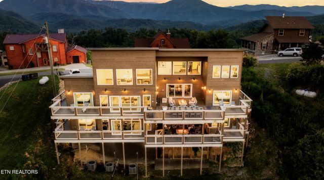 712 Bear Walk Way, Gatlinburg, TN 37738