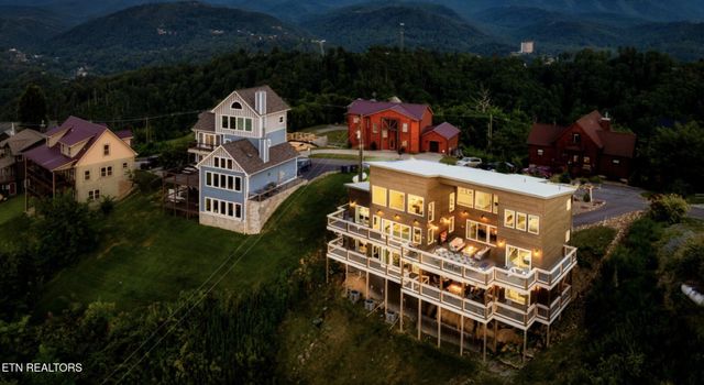 712 Bear Walk Way, Gatlinburg, TN 37738