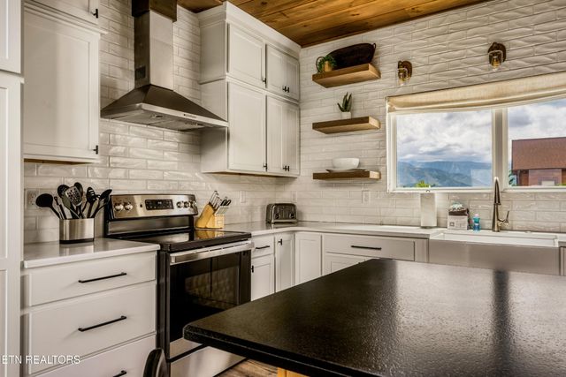 712 Bear Walk Way, Gatlinburg, TN 37738