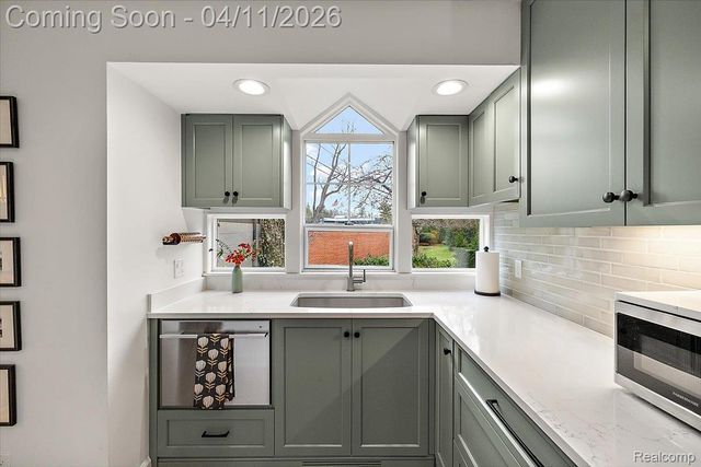 1077 N Old Woodward Avenue, Birmingham, MI 48009