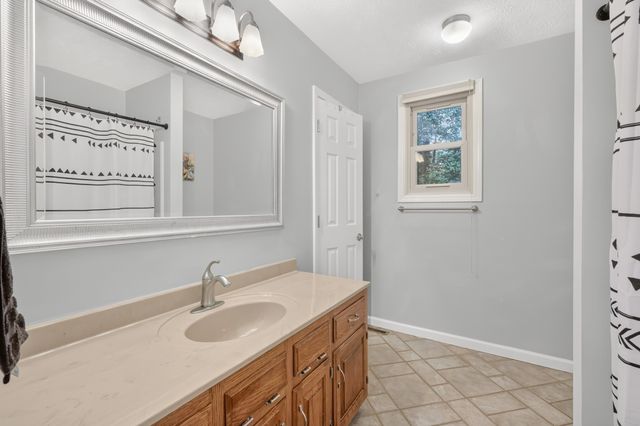 1011 Valley Ln, White House, TN 37188