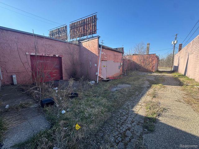 2117 S Saginaw Street, Flint, MI 48503