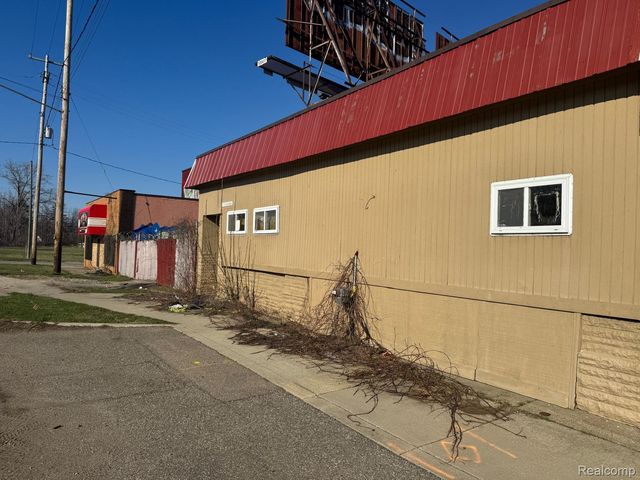 2117 S Saginaw Street, Flint, MI 48503