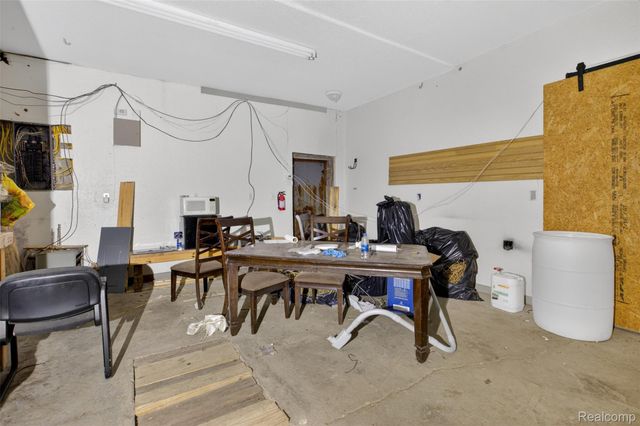2117 S Saginaw Street, Flint, MI 48503