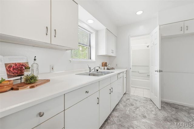 3539 Summit Avenue, St Louis, MO 63129