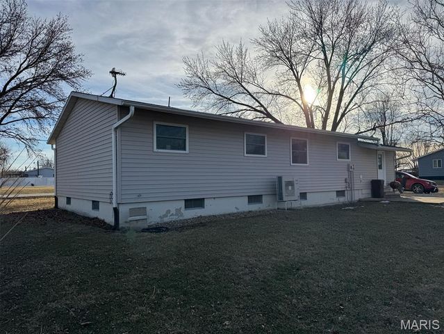 729 W Court Street, Kahoka, MO 63445