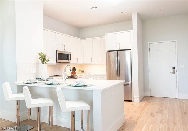 101 8th ST S 304, Naples, FL 34102