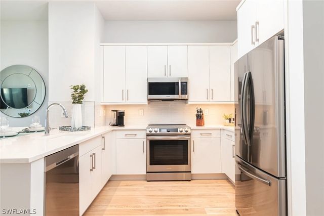 101 8th ST S 304, Naples, FL 34102