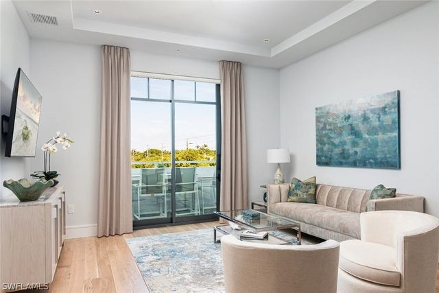 101 8th ST S 304, Naples, FL 34102