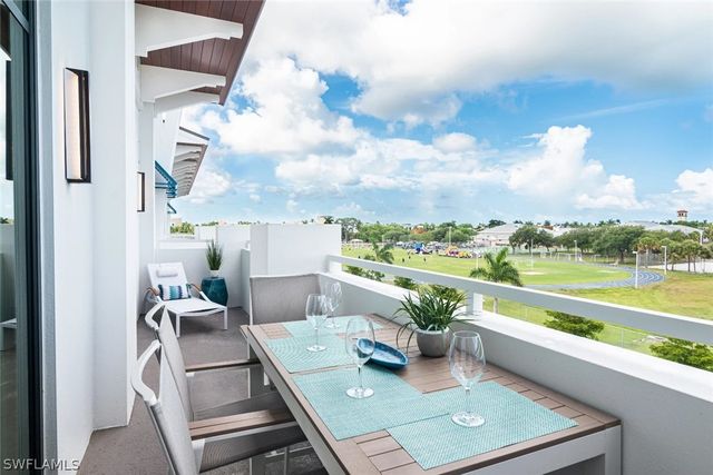 101 8th ST S 304, Naples, FL 34102