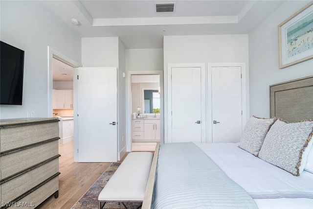 101 8th ST S 304, Naples, FL 34102