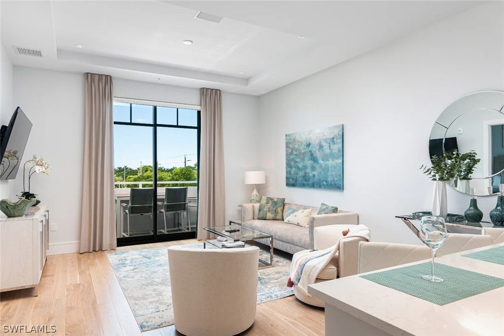 101 8th ST S 304, Naples, FL 34102