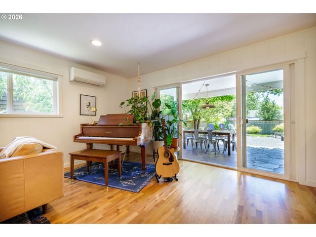 950 E 23RD Ave, Eugene, OR 97405