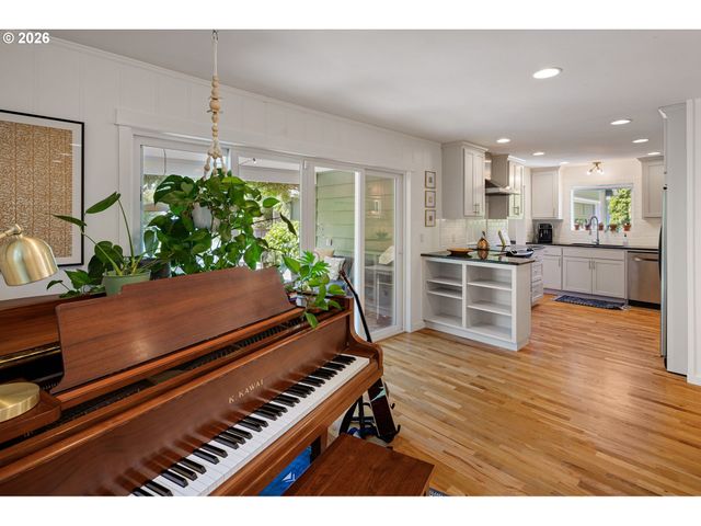 950 E 23RD Ave, Eugene, OR 97405