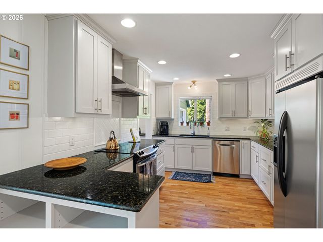 950 E 23RD Ave, Eugene, OR 97405
