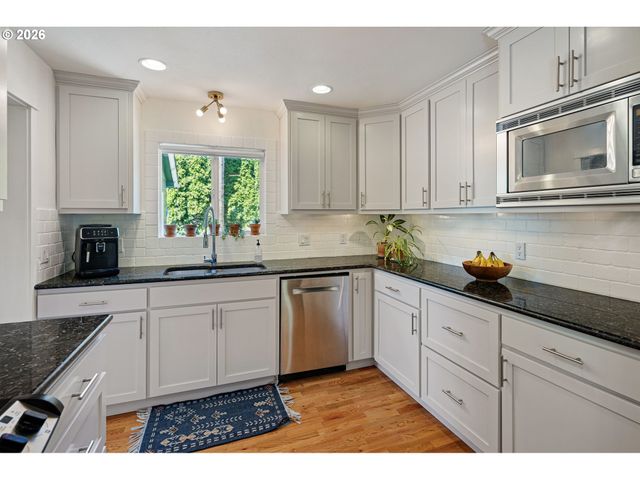 950 E 23RD Ave, Eugene, OR 97405