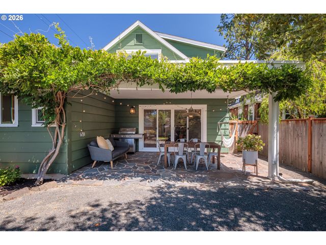 950 E 23RD Ave, Eugene, OR 97405