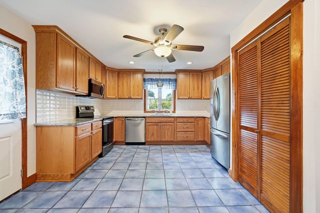 40 W Belmont St, Ludlow, MA 01056