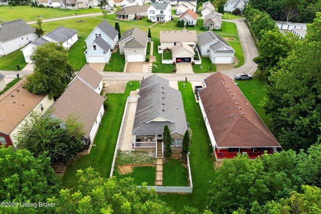 9814 Williamsborough Ln, Louisville, KY 40291