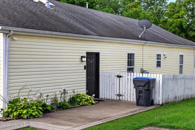 9814 Williamsborough Ln, Louisville, KY 40291