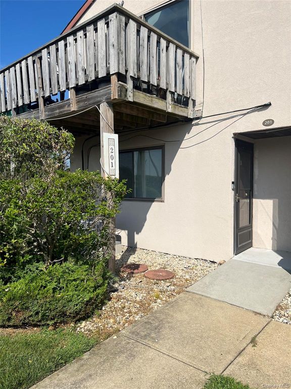 1 Anchorage Way 201, Freeport, NY 11520