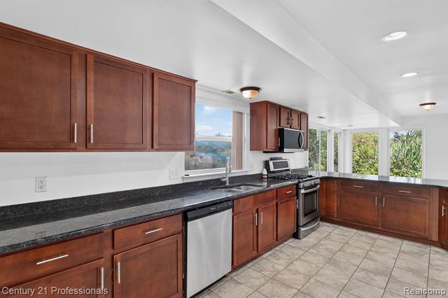 2042 Decker Road, Walled Lake, MI 48390