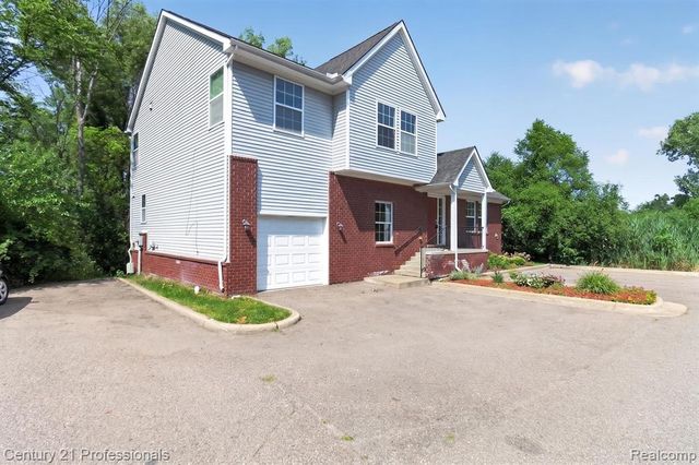 2042 Decker Road, Walled Lake, MI 48390