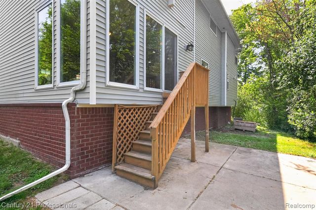 2042 Decker Road, Walled Lake, MI 48390