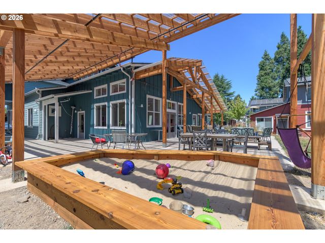 172 OAKLEIGH Ln 513, Eugene, OR 97404