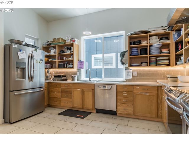 172 OAKLEIGH Ln 513, Eugene, OR 97404