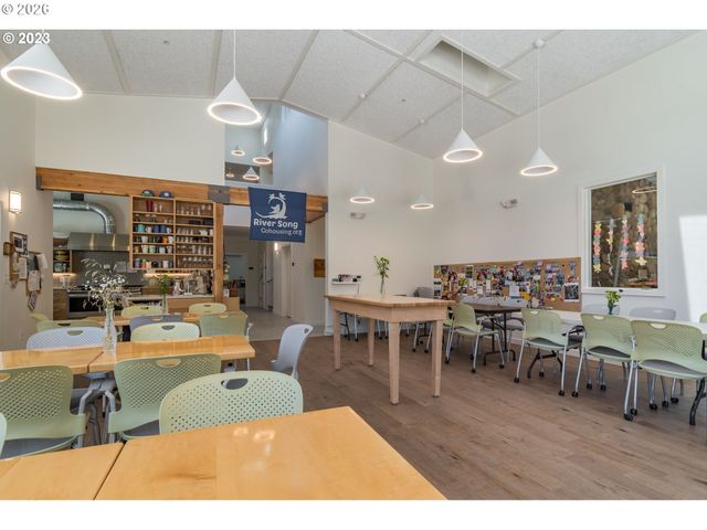 172 OAKLEIGH Ln 513, Eugene, OR 97404