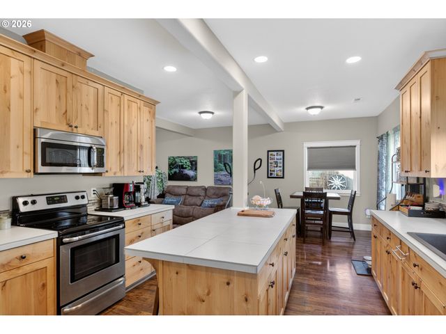 918 E 16TH St, Lafayette, OR 97127
