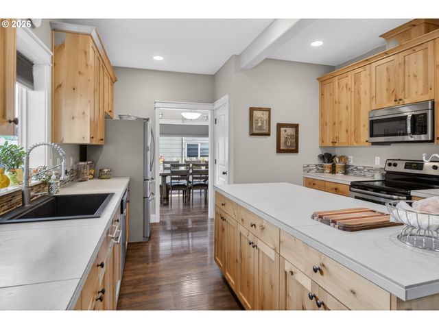 918 E 16TH St, Lafayette, OR 97127