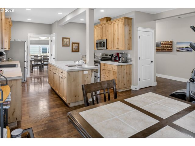 918 E 16TH St, Lafayette, OR 97127