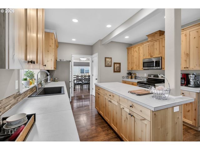 918 E 16TH St, Lafayette, OR 97127