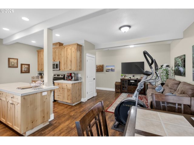918 E 16TH St, Lafayette, OR 97127