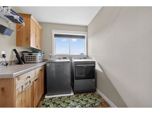 918 E 16TH St, Lafayette, OR 97127