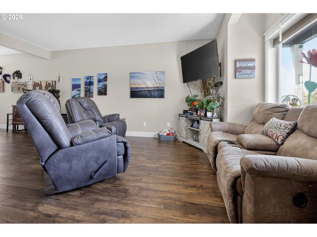 918 E 16TH St, Lafayette, OR 97127
