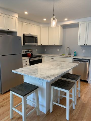 15 Third School Street 2, Bristol, RI 02809