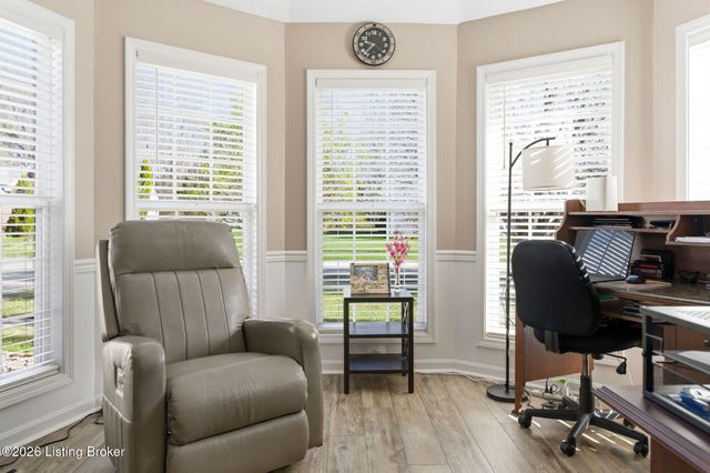 9022 Black Powder Ln, Louisville, KY 40228