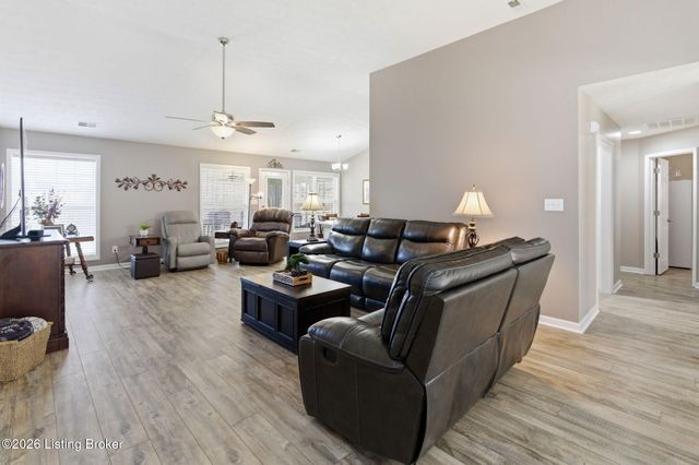 9022 Black Powder Ln, Louisville, KY 40228