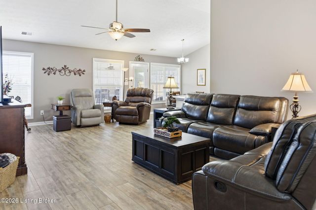 9022 Black Powder Ln, Louisville, KY 40228