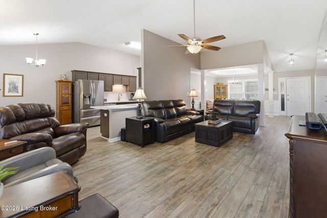 9022 Black Powder Ln, Louisville, KY 40228