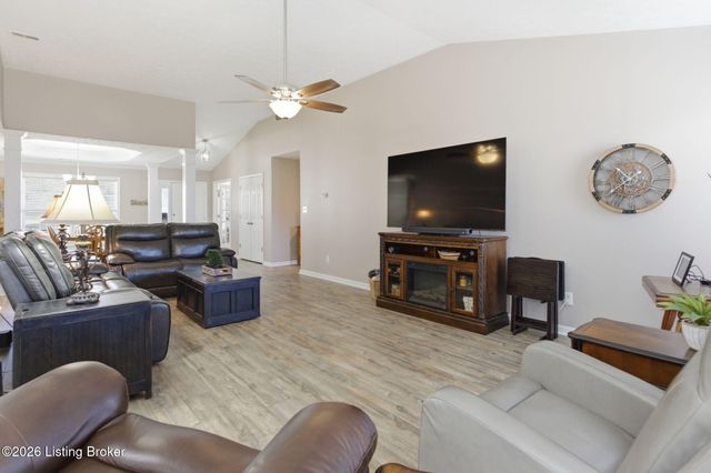 9022 Black Powder Ln, Louisville, KY 40228